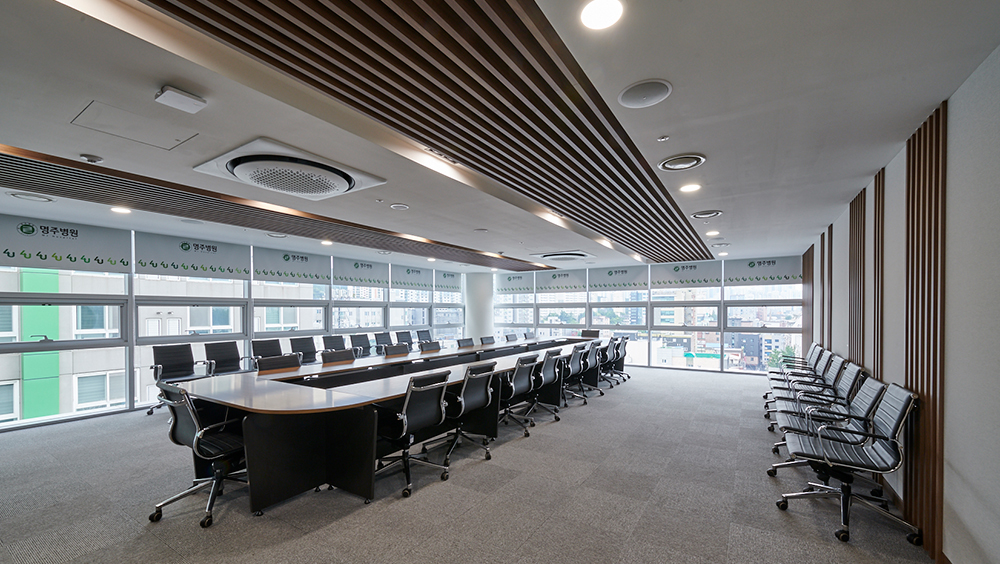 9층 대회의실, 가운데 길게 책상과 의자들이 놓여져 있는 대회의실 전체적인 모습