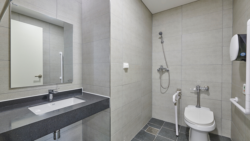8층 병실 내부 화장실, 세면대와 샤워기 변기통