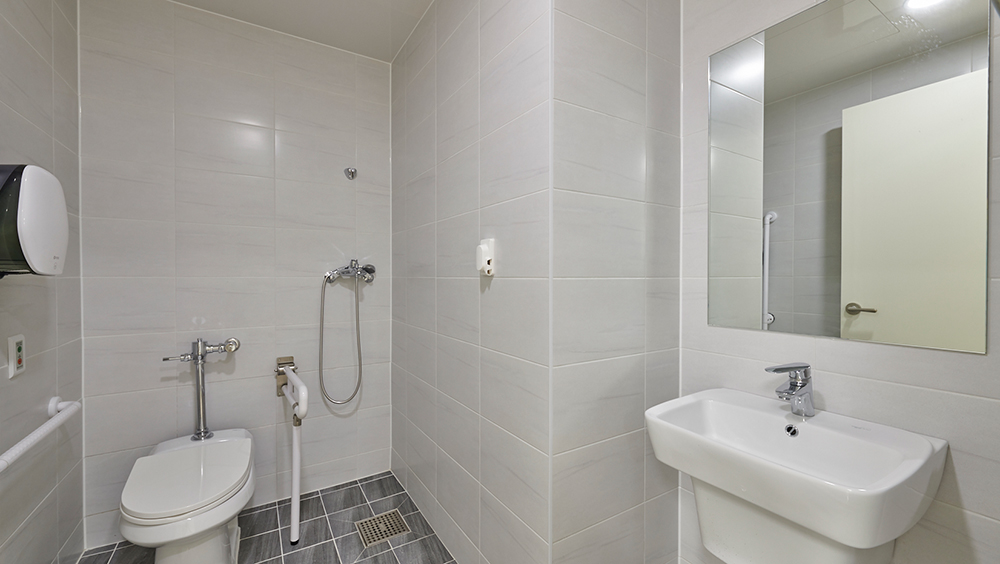 7층 병실 내부 화장실, 세면대 샤워기 변기통