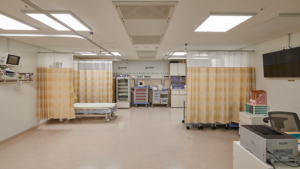 5층 중앙수술센터, 병상 주변에 커텐이 쳐져 있는 모습