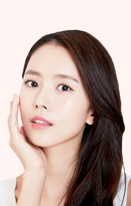 젊은 여성이 피부를 만지고 있는 모습