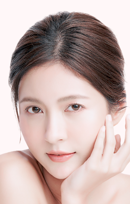 젊은 여성이 피부를 만지고 있는 모습