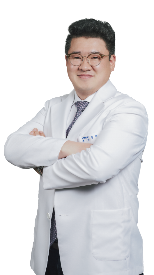 환하게 웃고 있는 김병호 대표원장